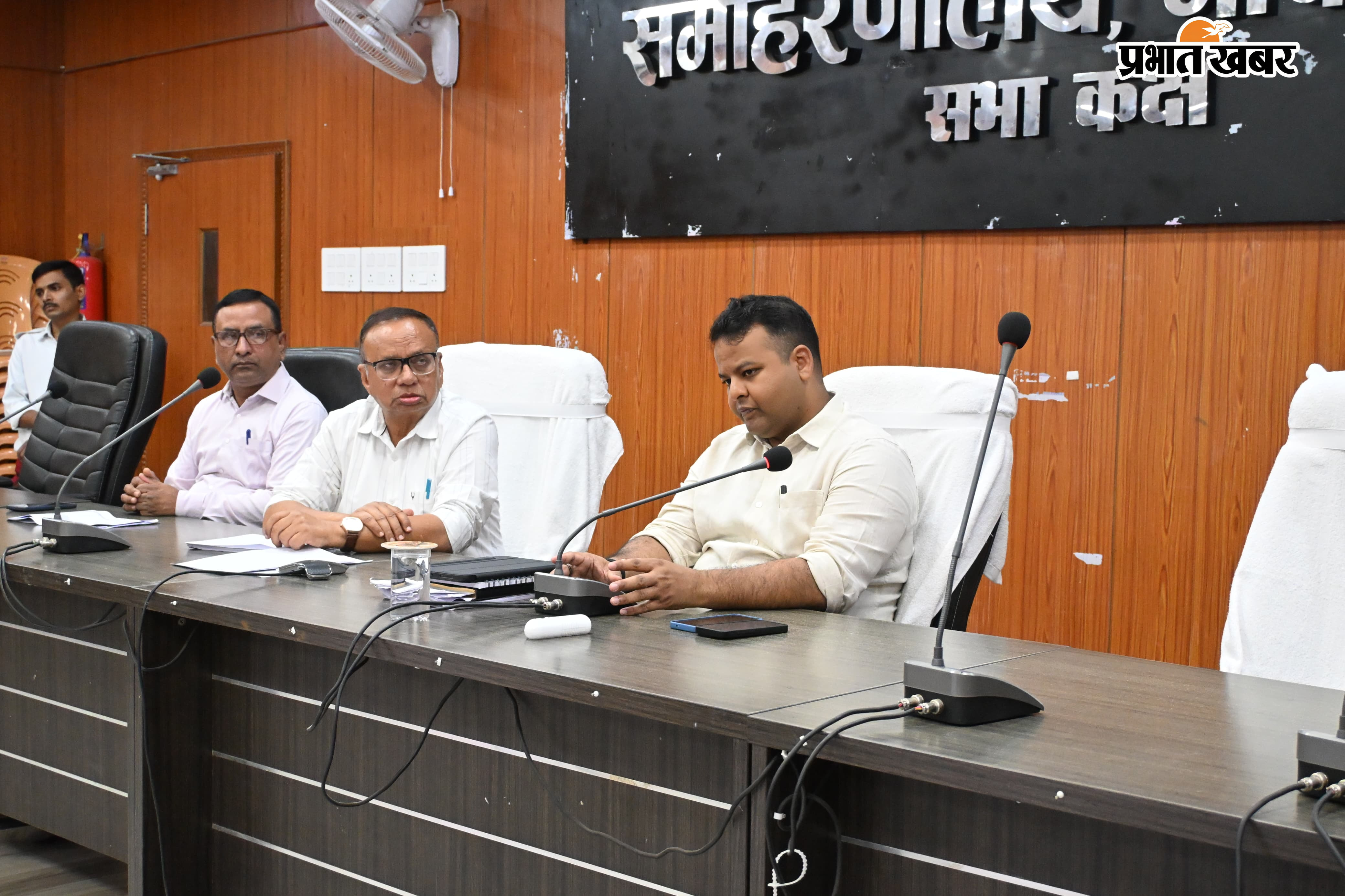 फोटो स्वास्थ्य विभाग की समीक्षा करते डीएम फोटो मीटिंग में शामिल चिकित्सा पदाधिकारी | Prabhat Khabar Network