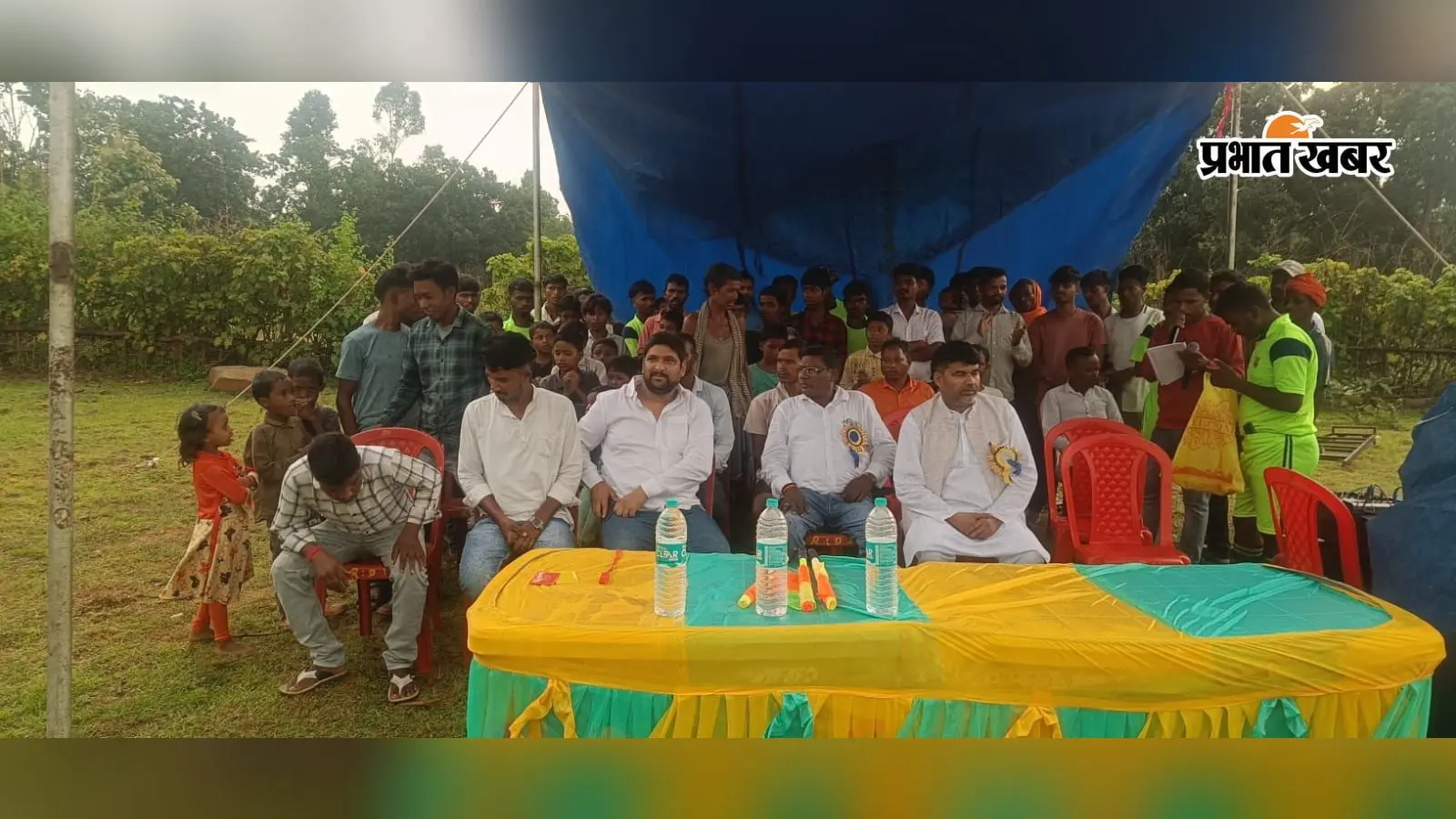 लातेहार: हेरहंज के जम्बुआ में फुटबॉल टूर्नामेंट का रोमांच, युवाओं ने दिखाया दमखम