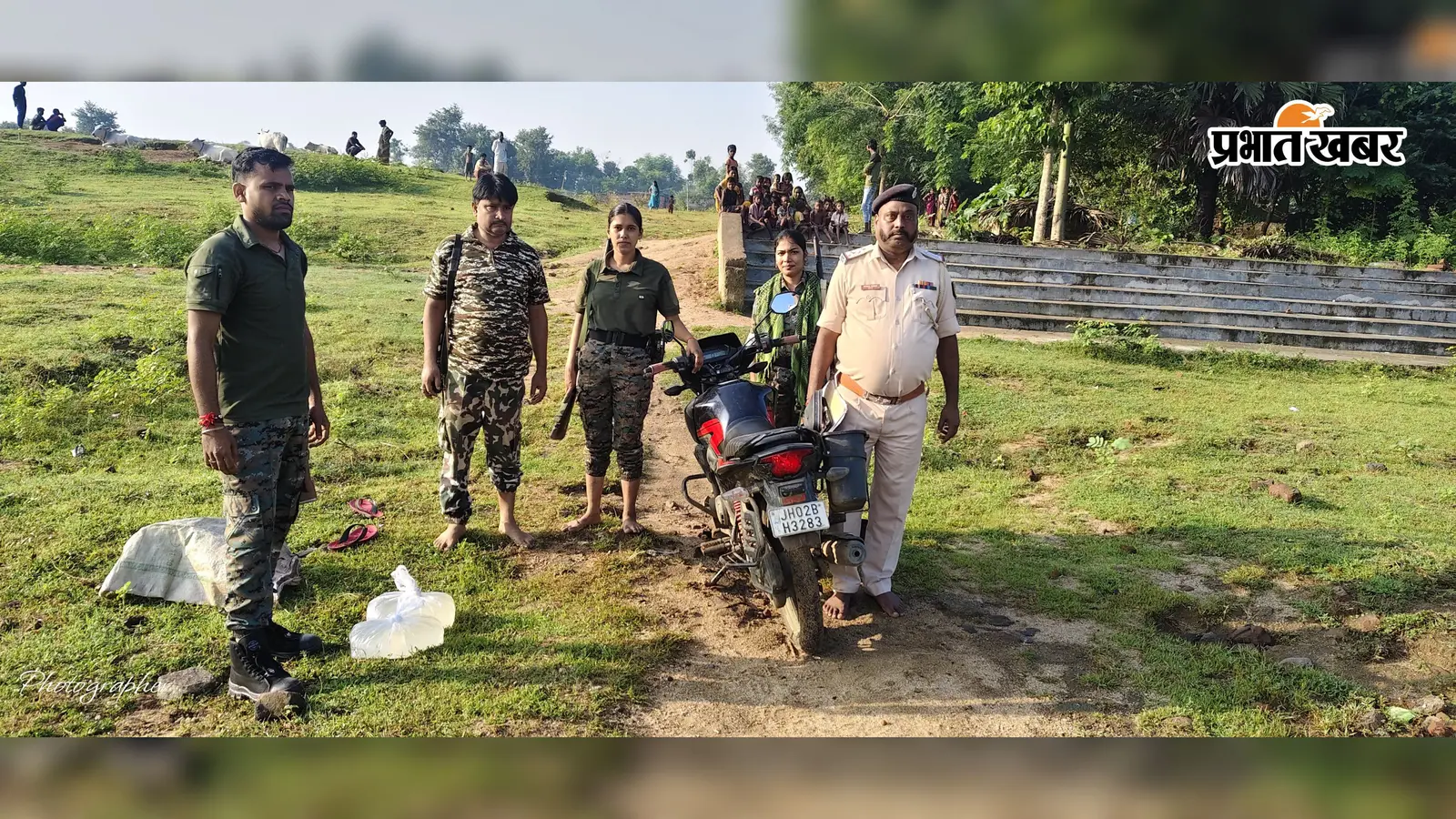 गया जी : डुमरिया में पुलिस को देखते ही बाइक छोड़ भागे शराब तस्कर, डिक्की से मिली 16 लीटर महुआ शराब, दो बाइक जब्त