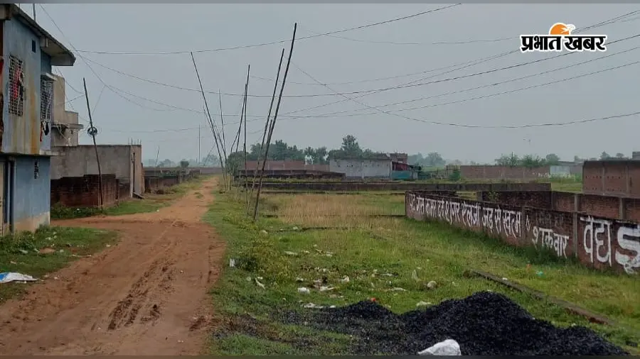 बाराहाट के वैदाचक मोहल्ले में बांस के सहारे घरों तक पहुंची बिजली, 700 मीटर तक खींचे तार, हादसे का खतरा