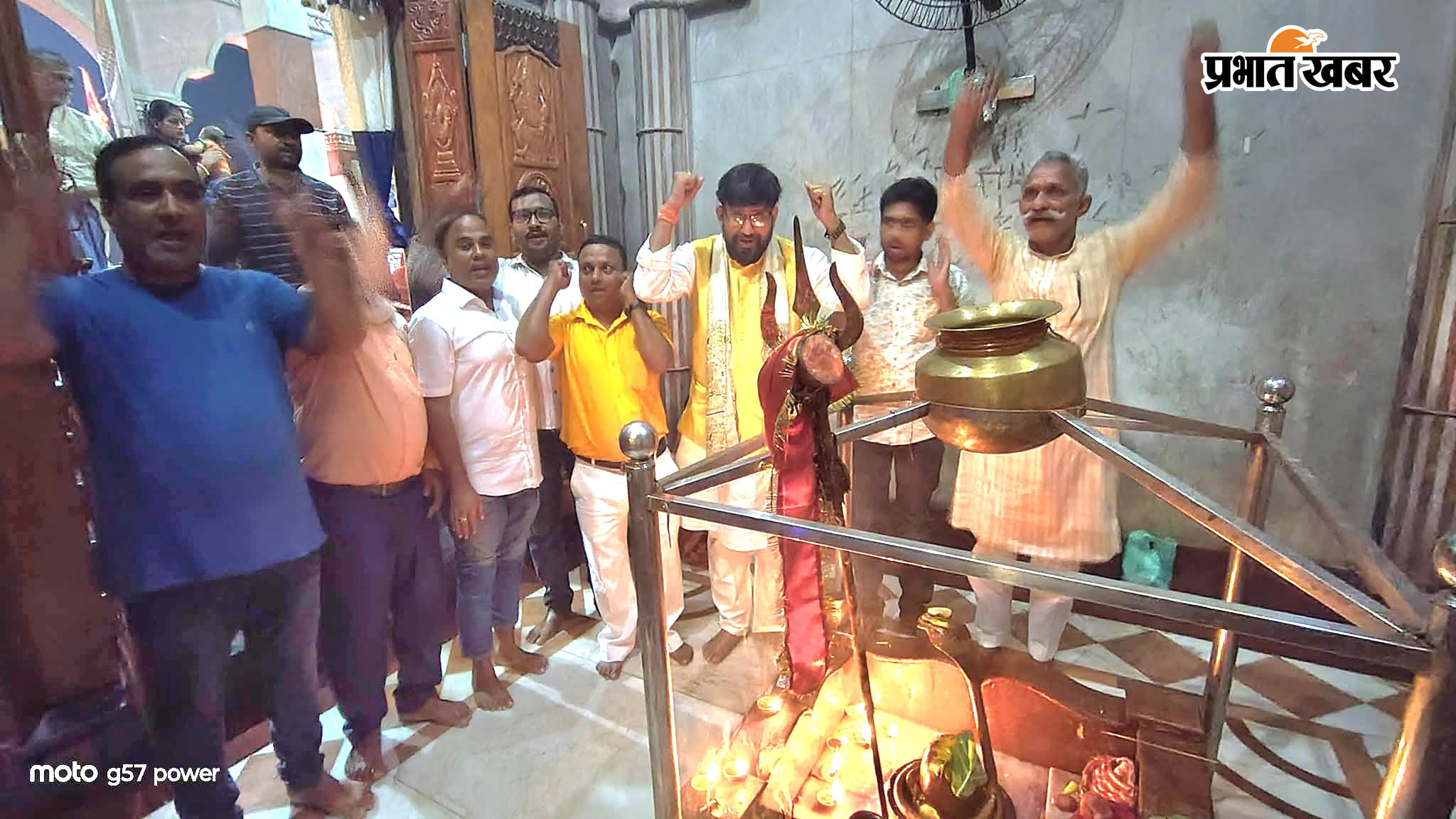तरैया शिव मंदिर में पीएम के जन्मदिन पर आशीर्वाद के दीप जलाकर जन्मोत्सव मनाते विधायक जनक सिंह व अन्य कार्यकर्ता | Prabhat Khabar Network