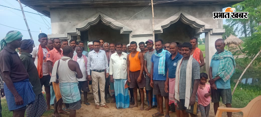 फोटो बैठक में मुख्य अतिथि समाजसेवी दिनेश कुमार गुप्ता उर्फ लल्लू सेठ एवं आम ग्रामीण समुदाय | Prabhat Khabar Network