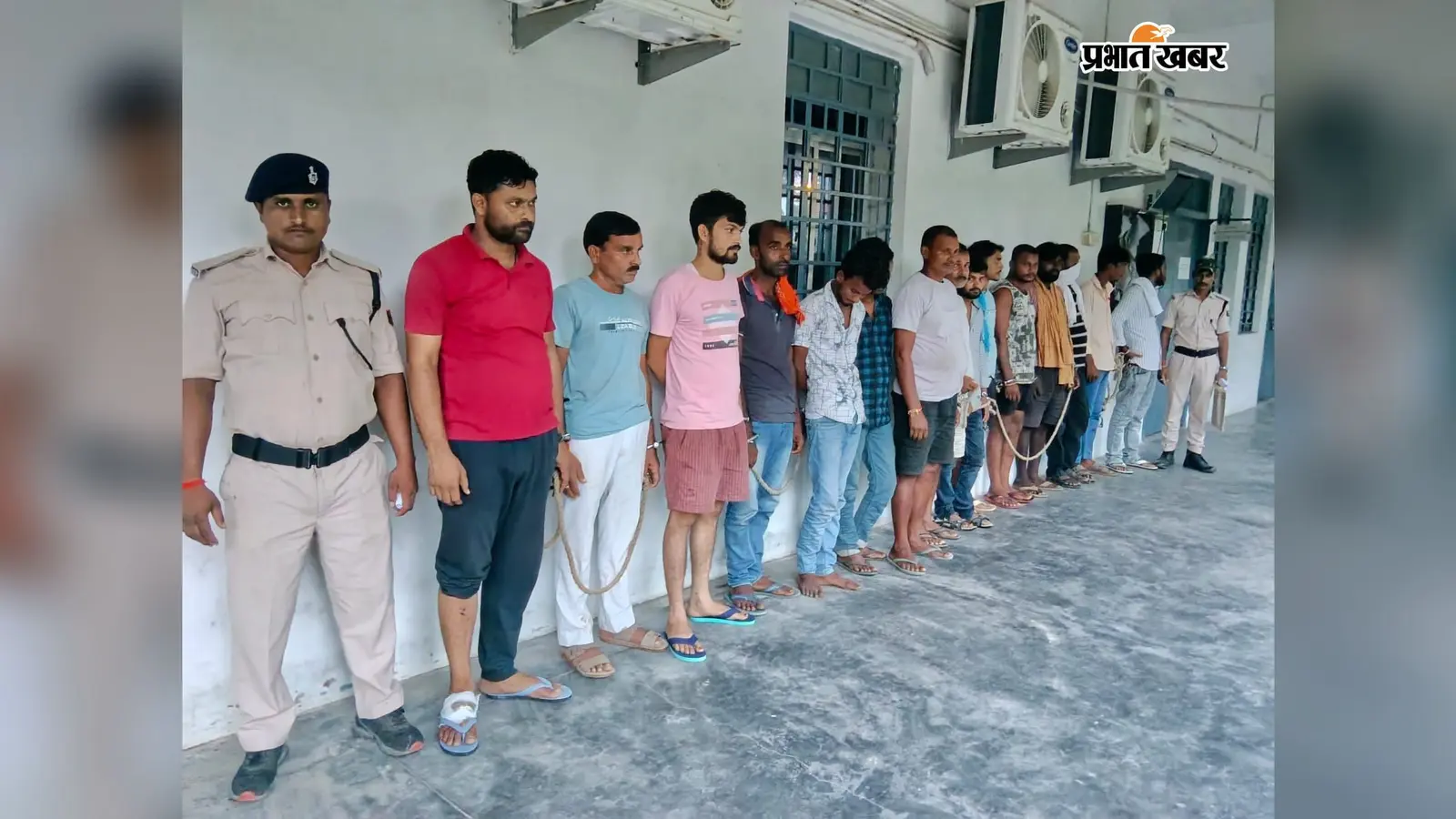 मधेपुरा में नशा के खिलाफ ताबड़तोड़ अभियान, 100 लीटर कफ सिरप और 1000 बोतल के साथ 15 गिरफ्तार