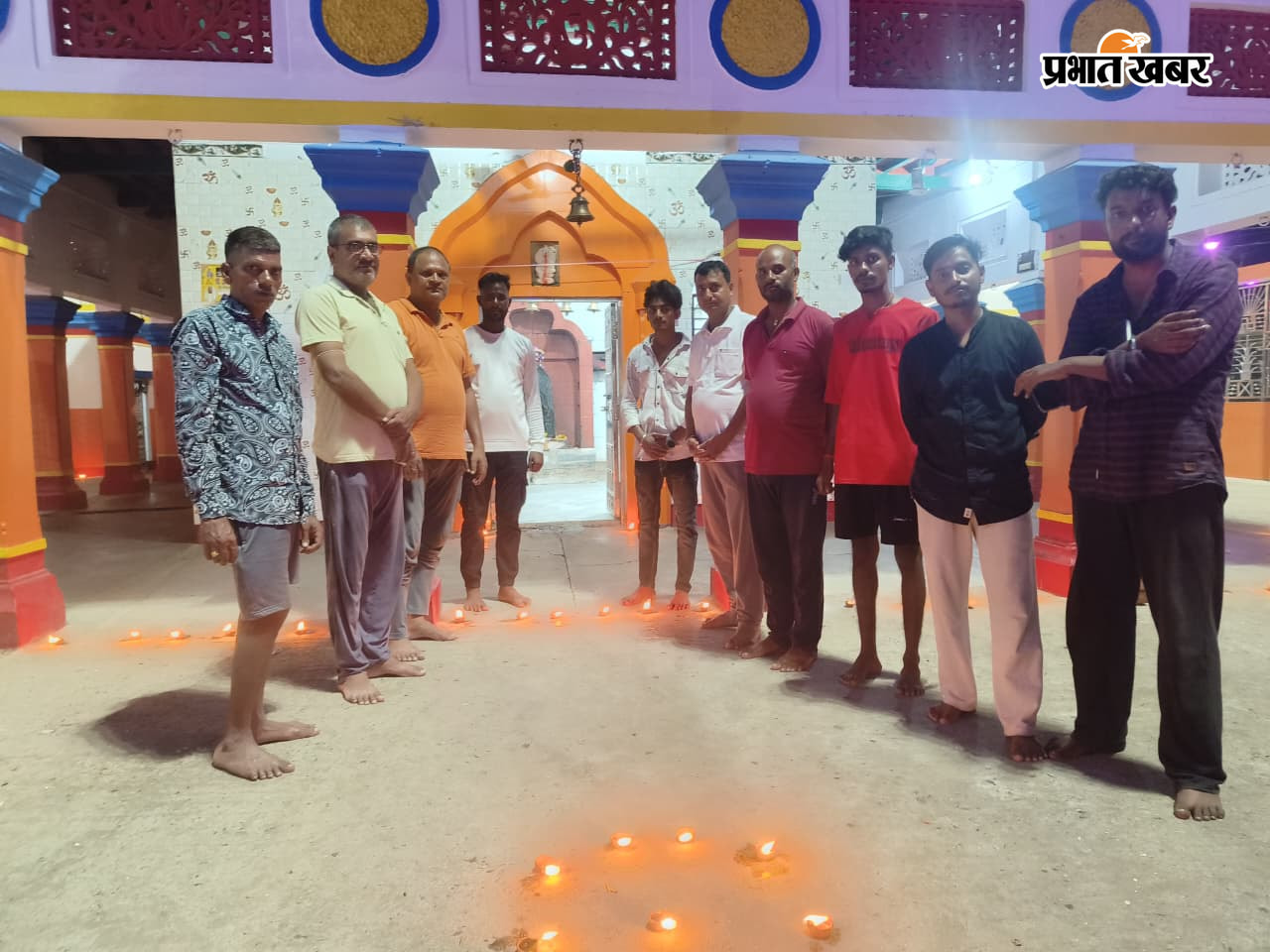 मंदिर में दीप जलाते भाजपा कार्यकर्ता | Prabhat Khabar Network