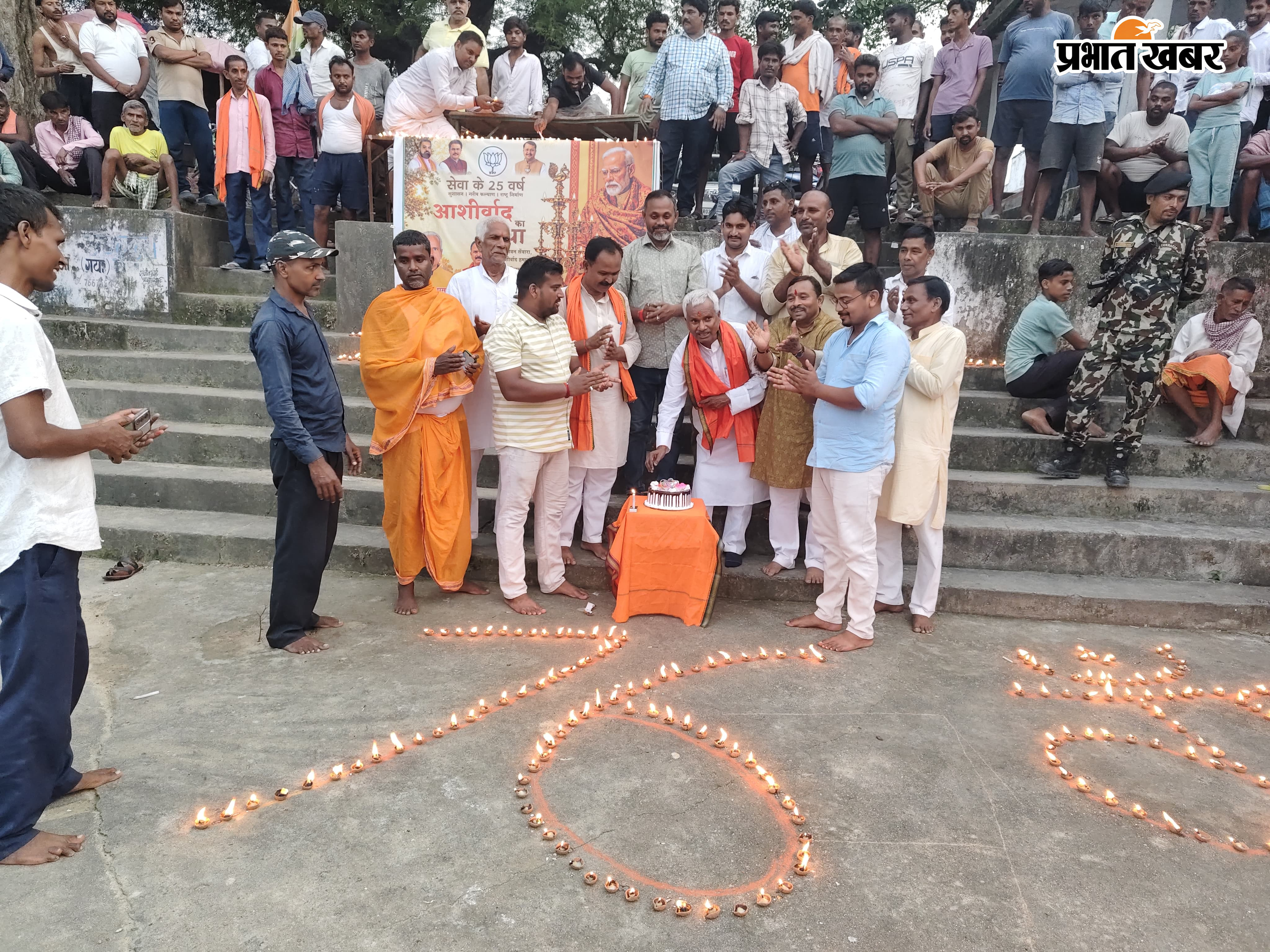 दीप जलाकर केक काटते स्थानीय विधायक डॉ उपेंद्र प्रसाद | Prabhat Khabar Network