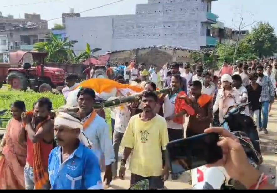 शव यात्रा ले जाते लोग