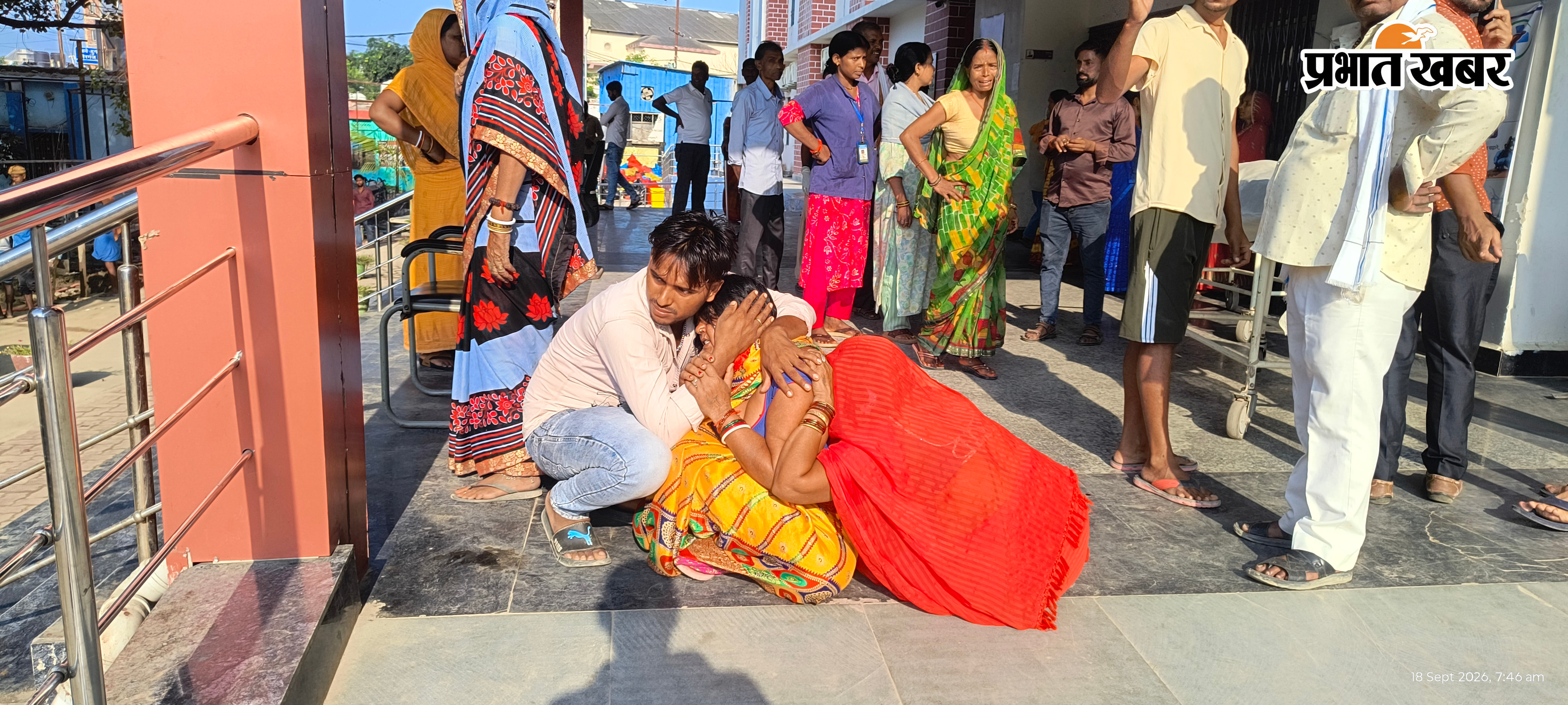 फोटो ,मृतक जितेश का फ़ाइल फोटो फोटो,मृतक अनुज कुमार का फ़ाइल फोटो फोटो,मौत की सूचना मिलने के बाद रोते बिलखते मृतक के परिजन . फोटो मौत की सूचना मिलने के बाद अस्पताल में जुटी लोगो की भीड़. | Prabhat Khabar Network
