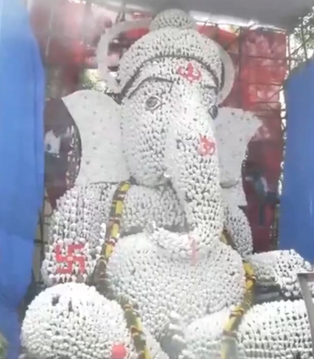 चेन्नई के कोलाथुर में 12 हजार सफेद शंखों से बनी 40 फीट ऊंची गणपति प्रतिमा श्रद्धालुओं के आकर्षण का केंद्र बनी हुई है.