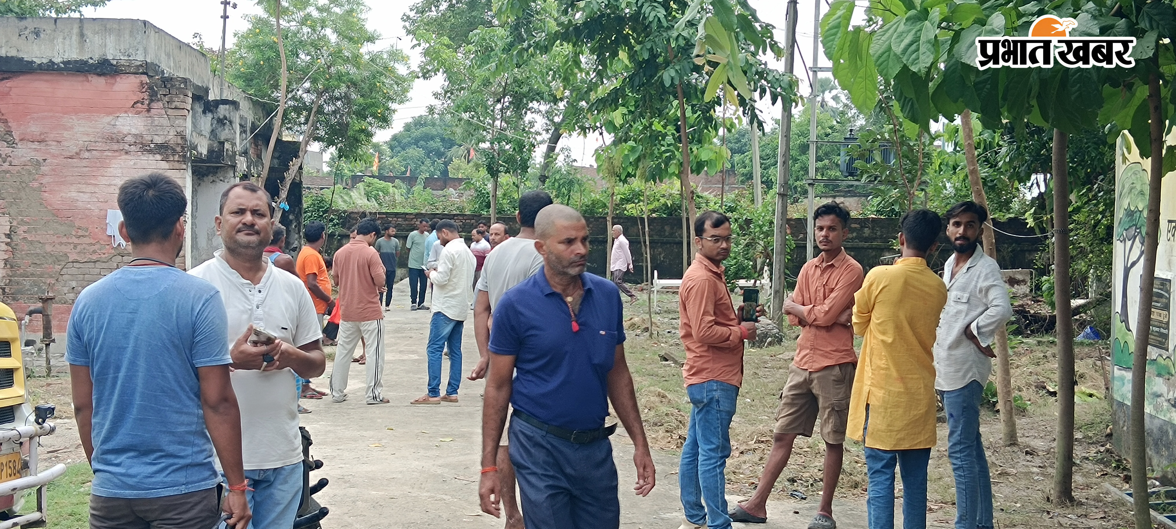 मृत युवक का फाइल फोटो .... अस्पताल में पोस्मार्टम कक्ष के बाहर देखने की उमड़ी भीड़ | Prabhat Khabar Network