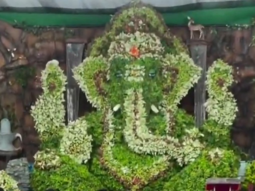 पौधों से सजाईं बप्पा की मूर्तियां
