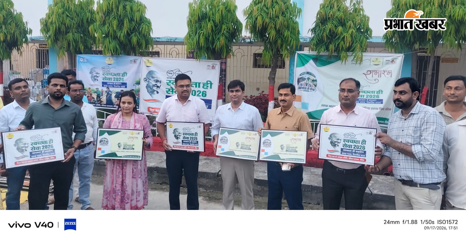 हस्ताक्षर करते डीडीसी कर्यक्रम में शामिल डीडीसी एवं अन्य | Prabhat Khabar Network