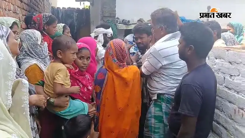 धोरैया में जमीन पर सो रहे पिता-पुत्र को सांप ने डसा, इलाज के दौरान पिता की मौत, सुबह बेटे को जगाया तो उड़ गए होश