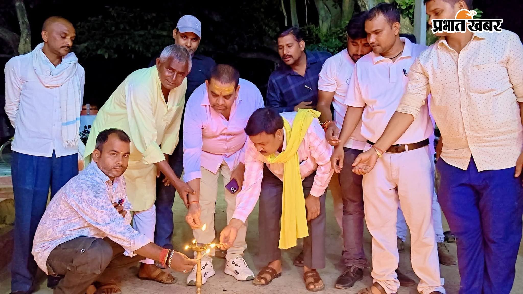 दीप प्रज्वलित करते जनप्रतिनिधि | Prabhat Khabar Network
