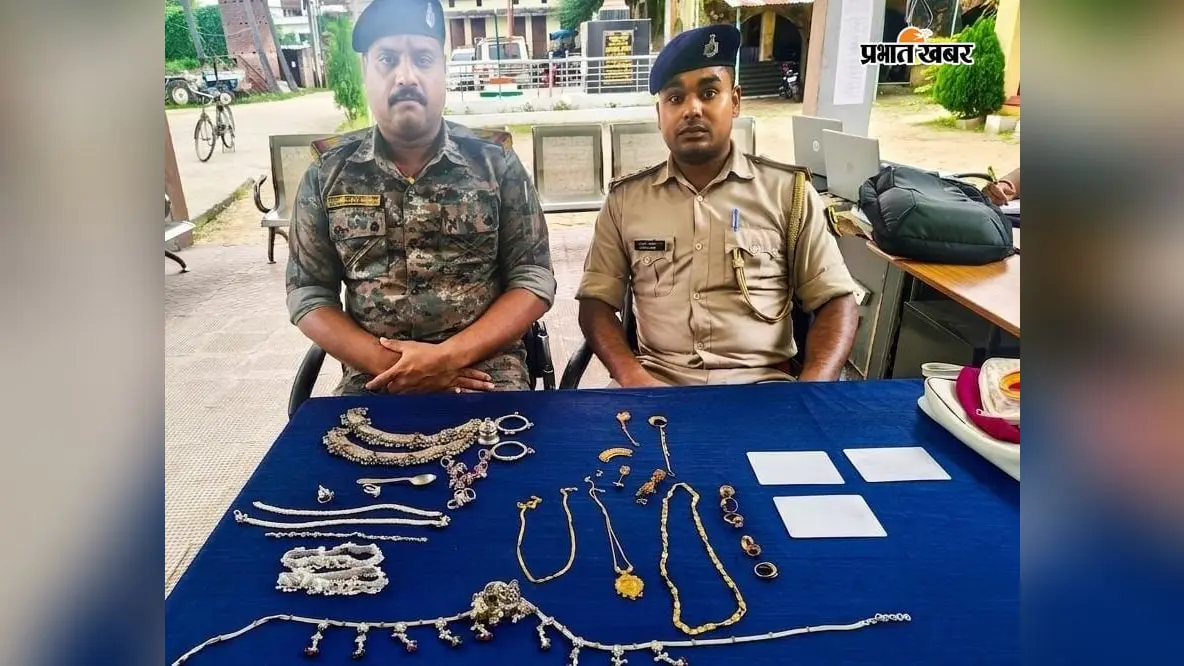 ओबरा में 20 लाख के जेवर चोरी के बाद पुलिस की दबिश, घबराए चोर घर के बाहर सामान फेंककर फरार