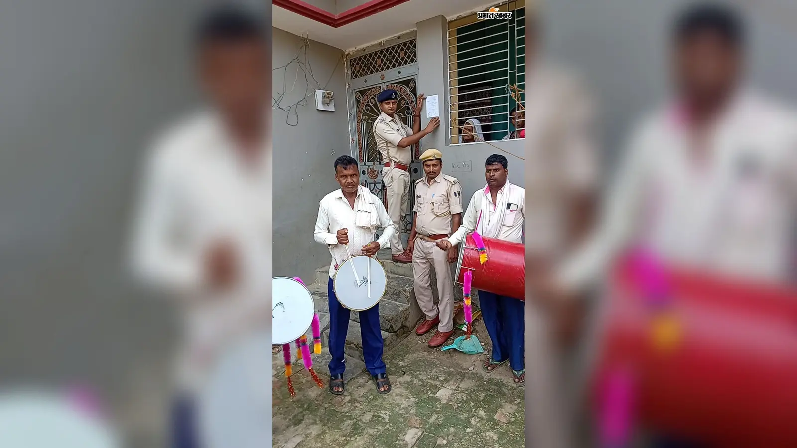 सिकटा में पुलिस पर हमला पड़ा भारी, चार आरोपियों के घर पहुंचा इश्तहार, नहीं आये तो होगी कुर्की