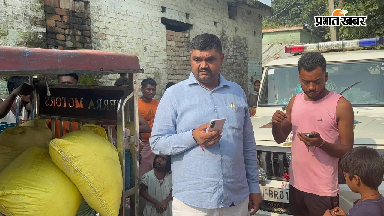 बेगूसराय के स्कूल से ई-रिक्शा खाद्यान्न लेकर बाहर क्यों ले जाया जा रहा था युवक? रास्ते में लोगों ने रोका, जांच शुरू
