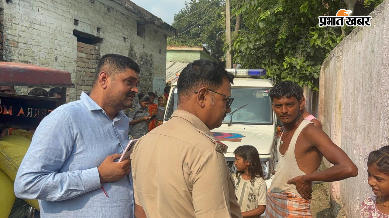 1 ई रिक्शा पर लदा चावल उपस्थित स्थानीय लोग 2 मामले में स्कूली बच्चों से जानकारी लेते हुए परिहारा पुलिस एवं जिला परिषद सदस्य | Prabhat Khabar Network