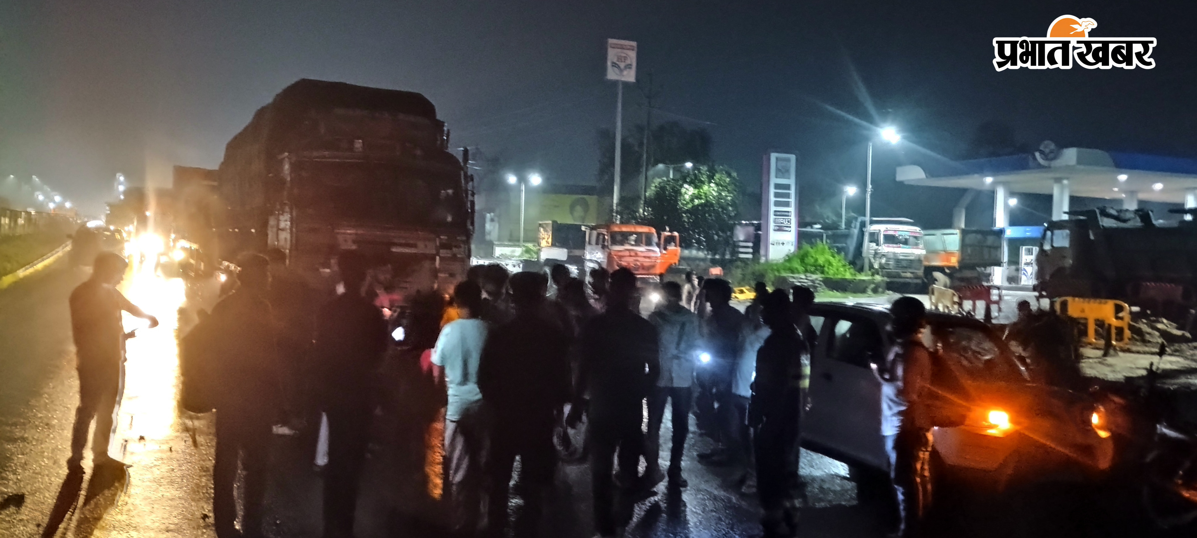 दुर्घटना के बाद लगी जाम जुटी भीड़ और दुर्घटनाग्रस्त बाइक | Prabhat Khabar Network