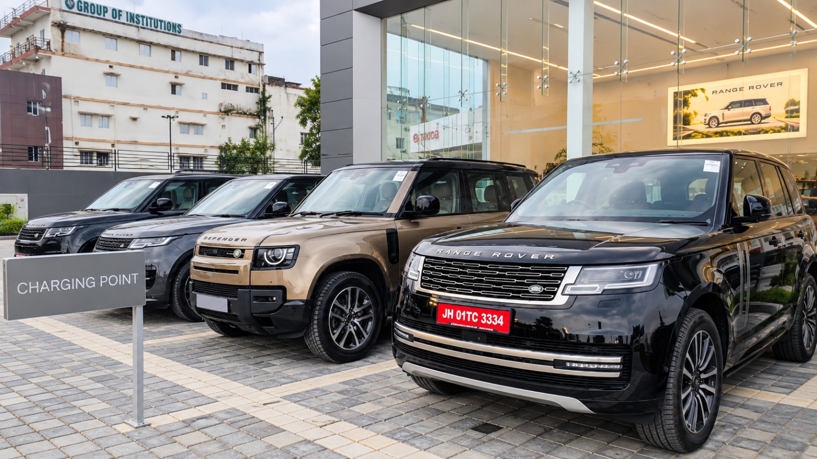 JLR Exclusive Showroom के बाहर खड़ी कारों की रेंज