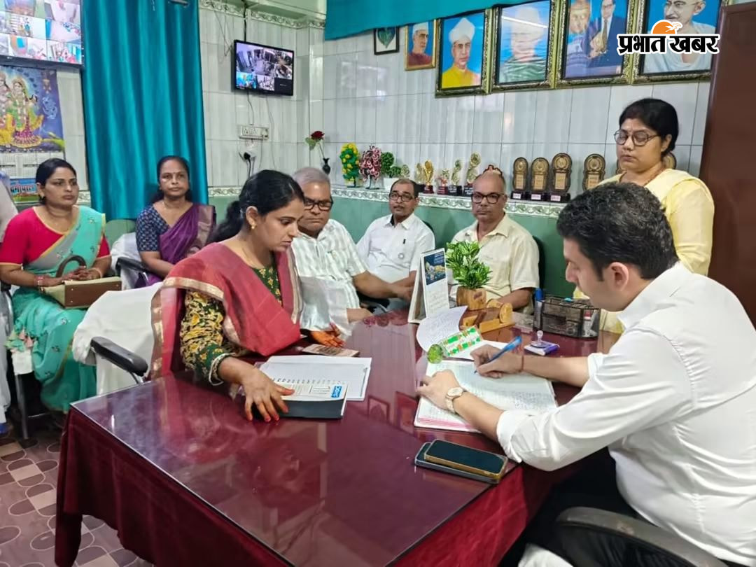 1 बालिका गृह बेगूसराय का निरीक्षण कर कर्मियों जानकारी प्राप्त करते हुए डीएम रिची पांडे  2 बालिका गृह बेगूसराय के कर्मियों के साथ डीएम रिची पांडे | Prabhat Khabar Network