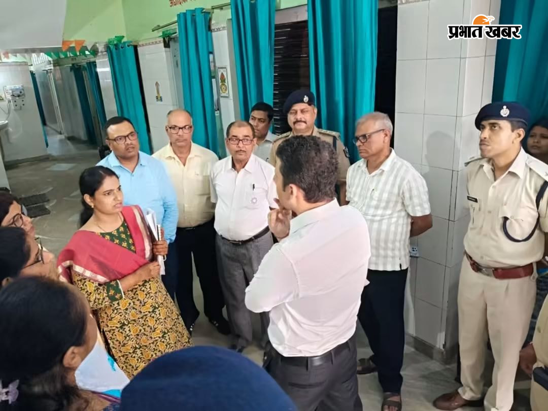 1 बालिका गृह बेगूसराय का निरीक्षण कर कर्मियों जानकारी प्राप्त करते हुए डीएम रिची पांडे  2 बालिका गृह बेगूसराय के कर्मियों के साथ डीएम रिची पांडे | Prabhat Khabar Network