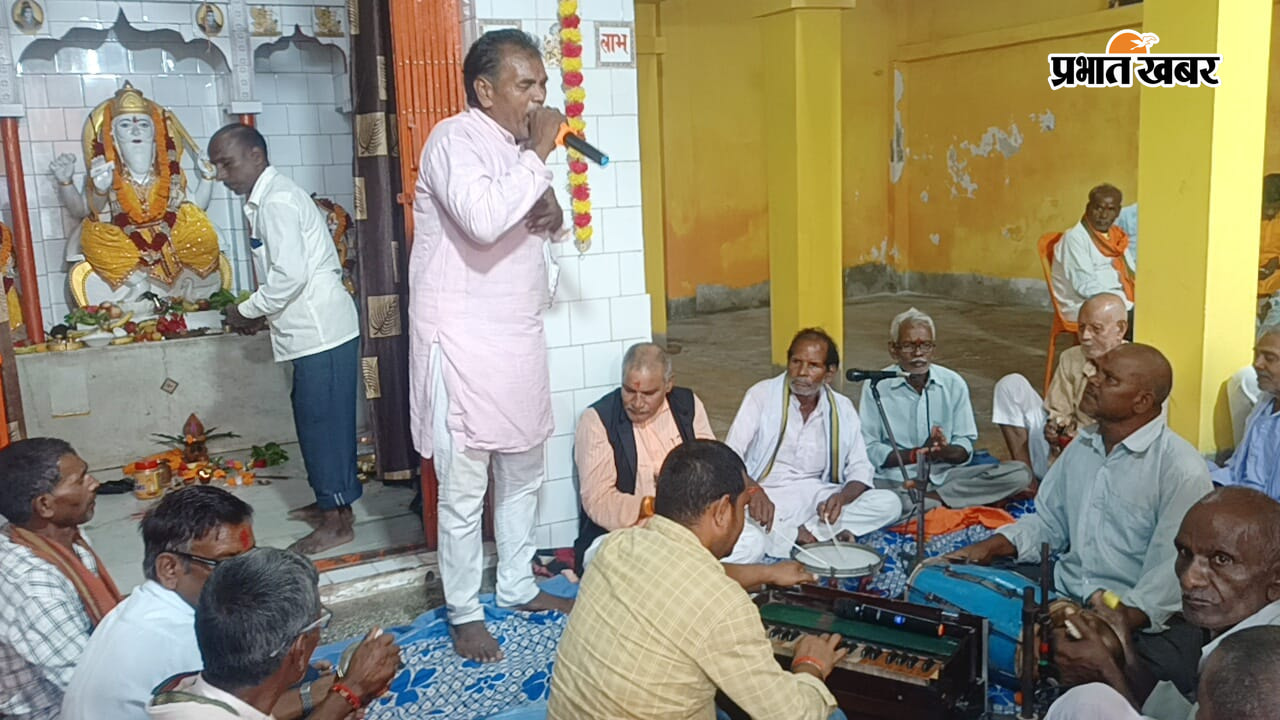 फोटो-गम्हरिया पूजा में शामिल लोग, नहर मोड़ विश्वकर्मा मंदिर में भजन प्रस्तुत करते कलाकर | Prabhat Khabar Network