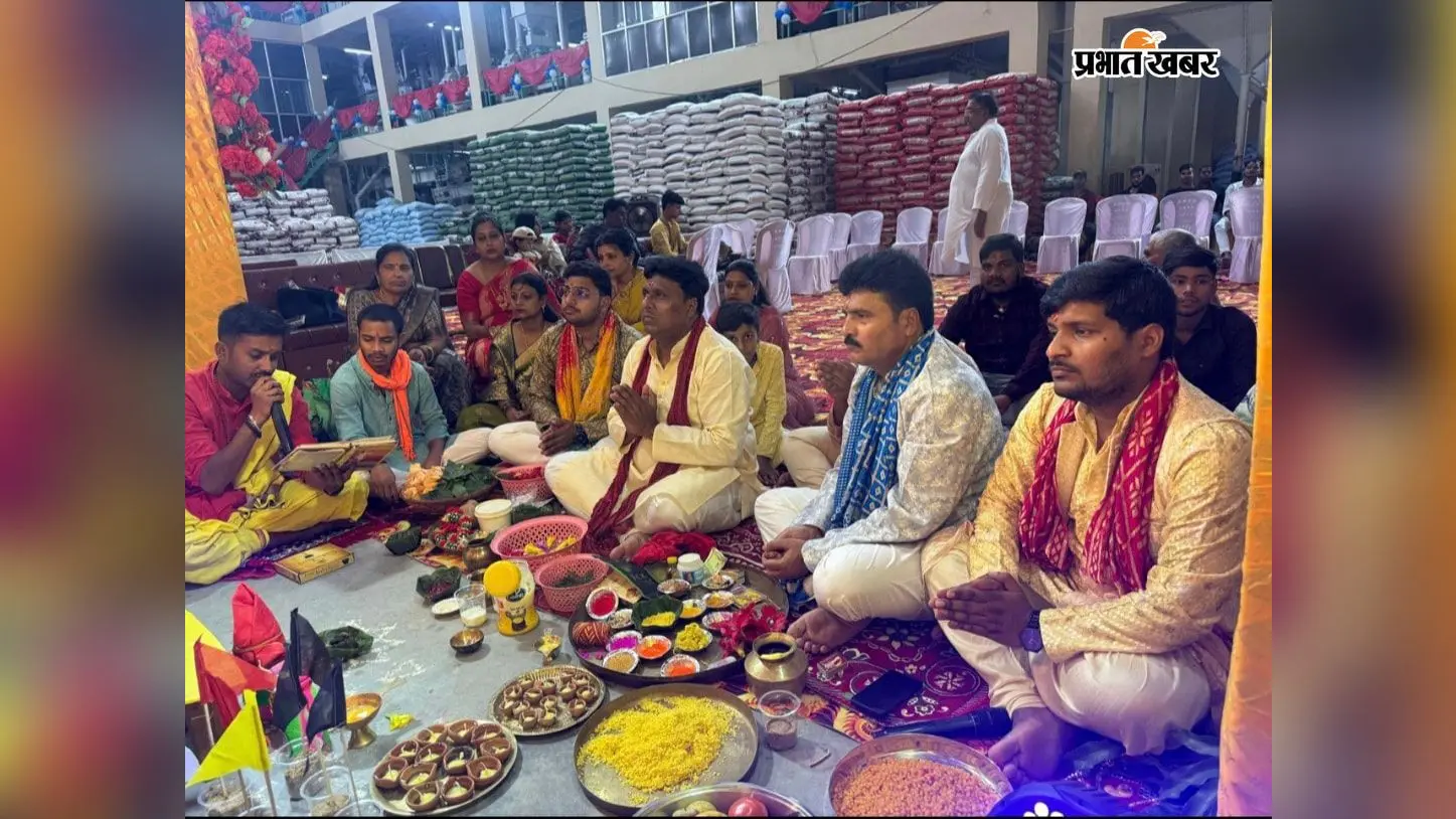 लोहरदगा: भंडरा में धूमधाम से मनी विश्वकर्मा पूजा, राइस मिल में भंडारे में उमड़े श्रद्धालु