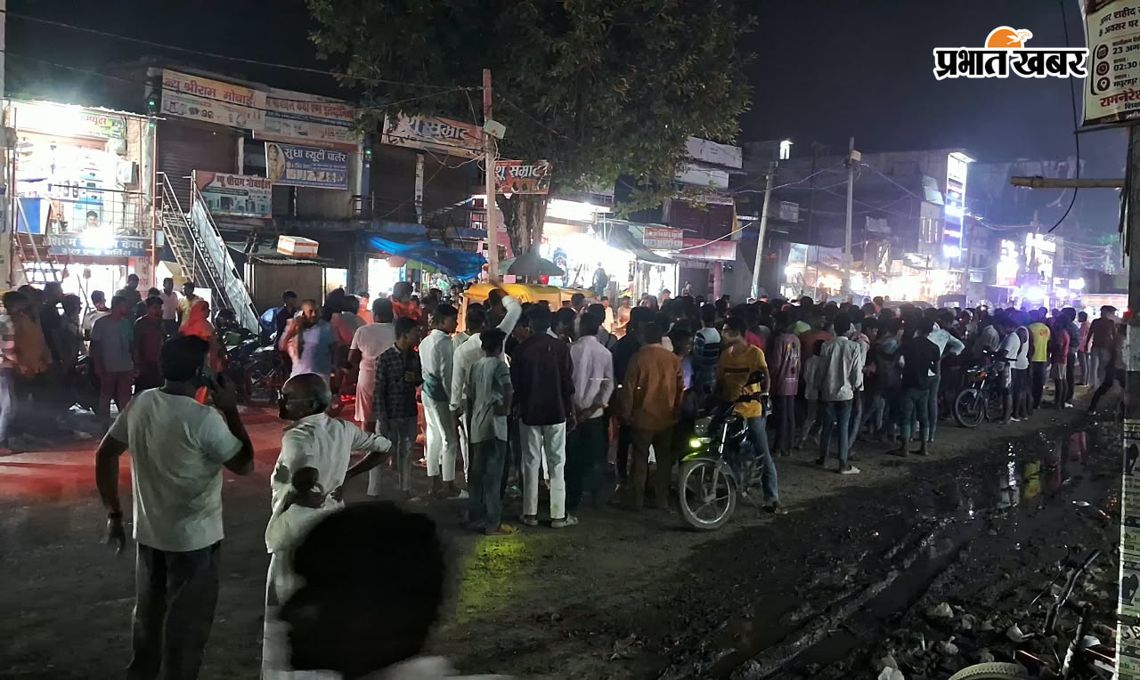 फोटो - > दुर्घटनास्थल पर विलखते परिजन. >> दुर्घटनास्थल पर स्थानीय लोगों व राहगीरों की भीड़. | Prabhat Khabar Network