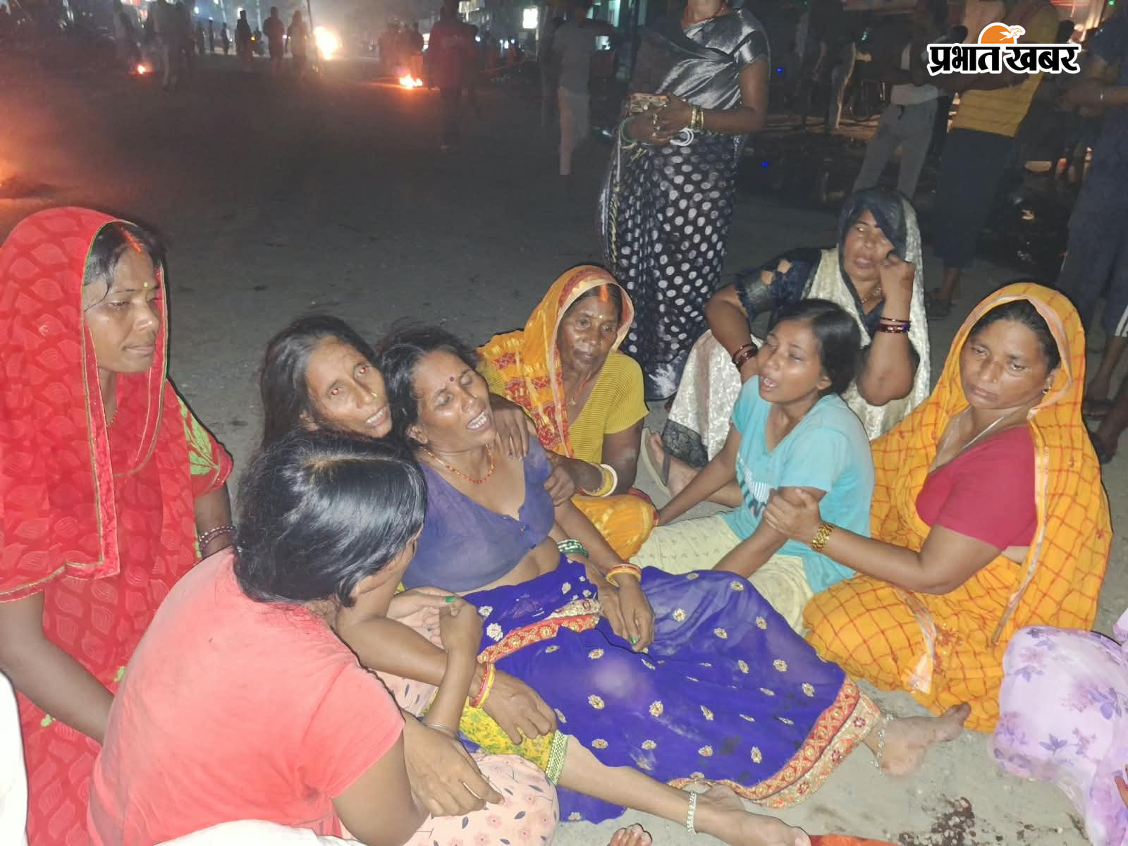 फोटो - > दुर्घटनास्थल पर विलखते परिजन. >> दुर्घटनास्थल पर स्थानीय लोगों व राहगीरों की भीड़. | Prabhat Khabar Network