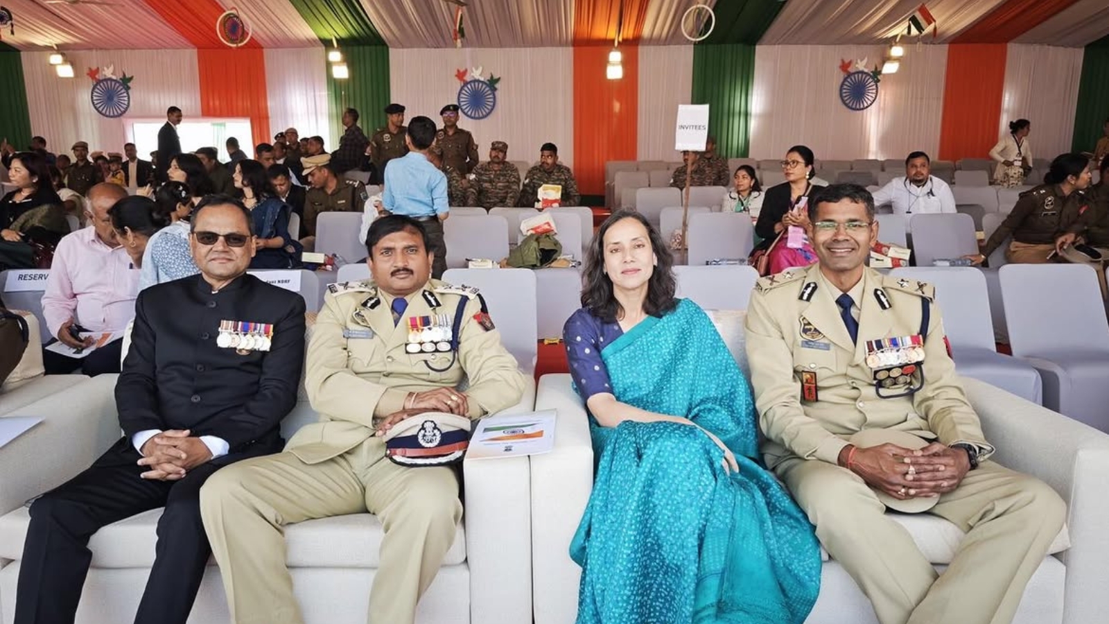 IPS संजुक्ता पराशर अन्य अधिकारियों के साथ (PC-इंस्टाग्राम)
