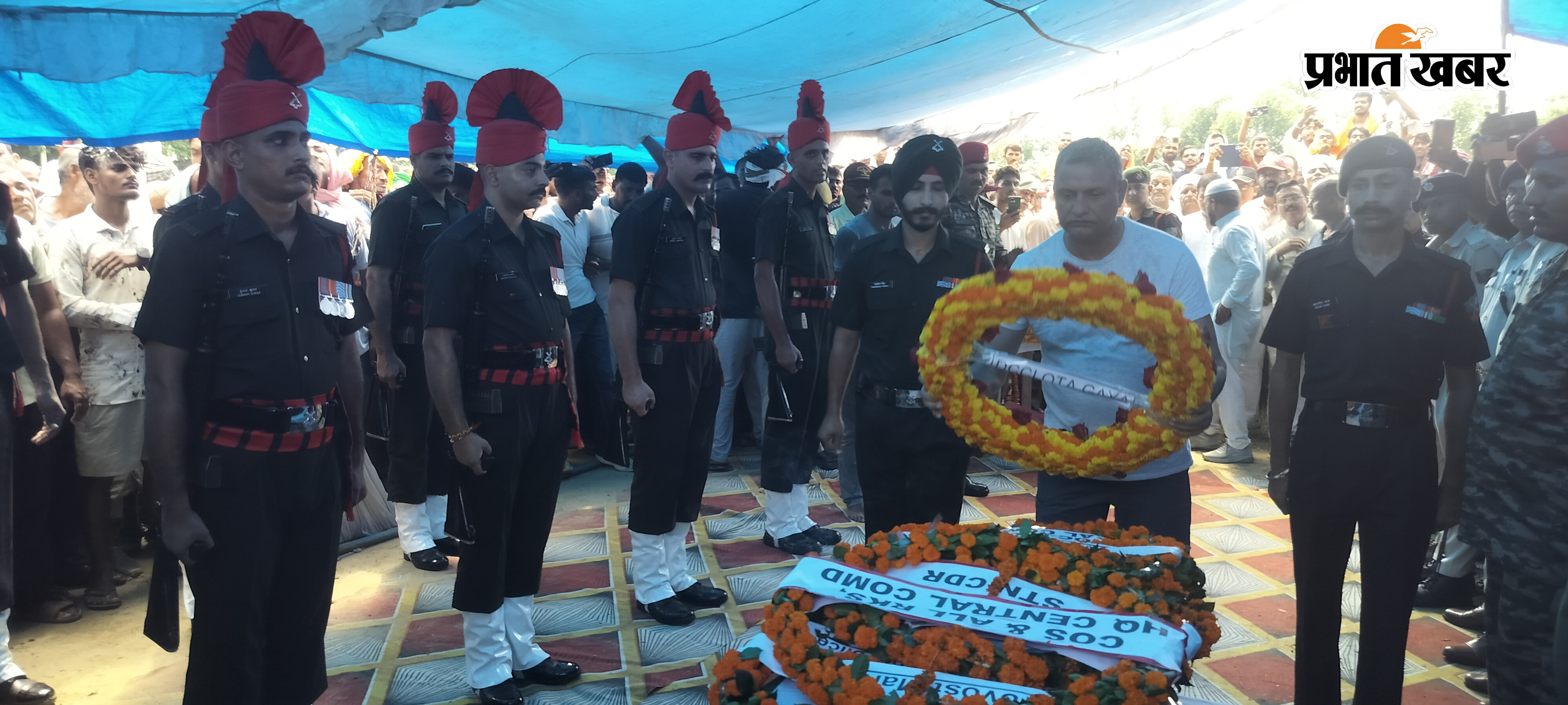 जवान के शव को देखने के लिए उमड़ा जन सैलाब, सेना के जवान को अंतिम विदाई माल्यार्पण करते  सांसद सुधाकर सिंह,  | Prabhat Khabar Network