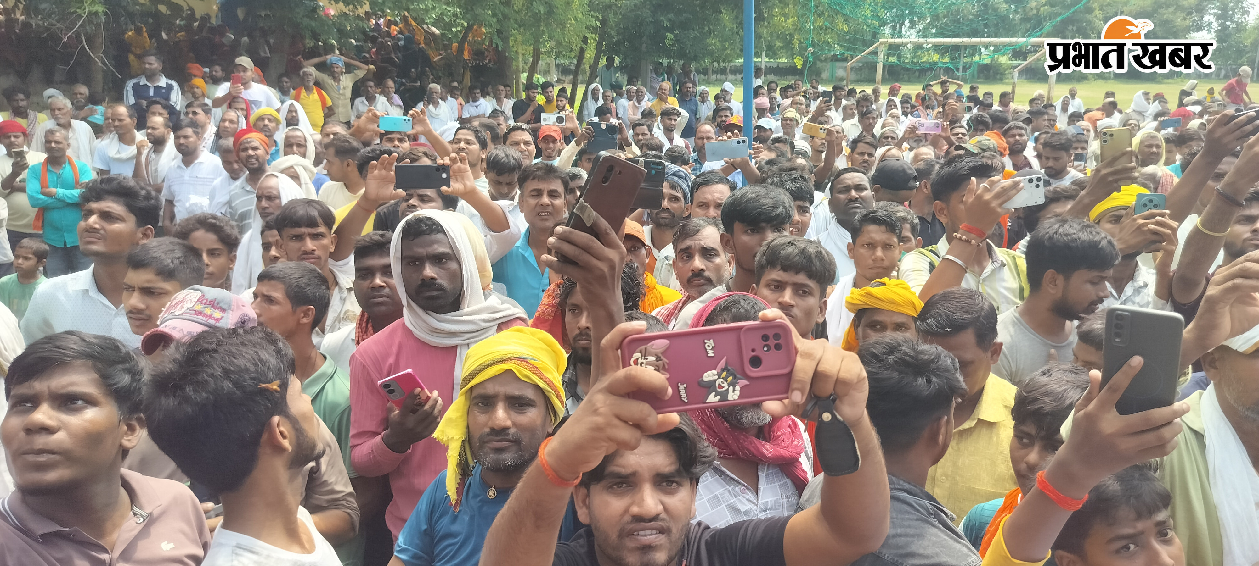 जवान के शव को देखने के लिए उमड़ा जन सैलाब, सेना के जवान को अंतिम विदाई माल्यार्पण करते  सांसद सुधाकर सिंह,  | Prabhat Khabar Network