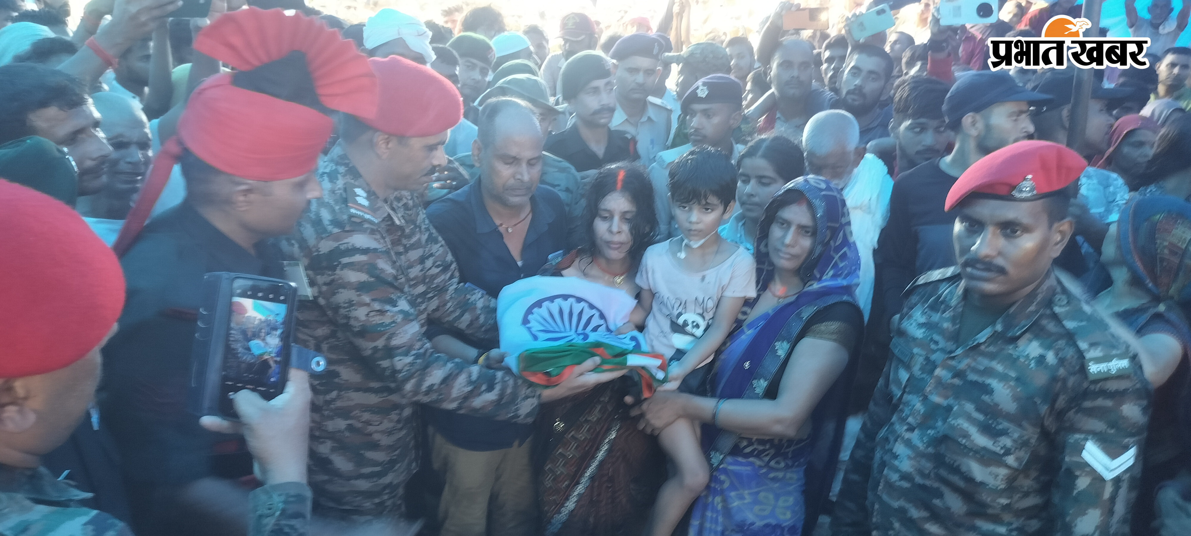 जवान के शव को देखने के लिए उमड़ा जन सैलाब, सेना के जवान को अंतिम विदाई माल्यार्पण करते  सांसद सुधाकर सिंह,  | Prabhat Khabar Network