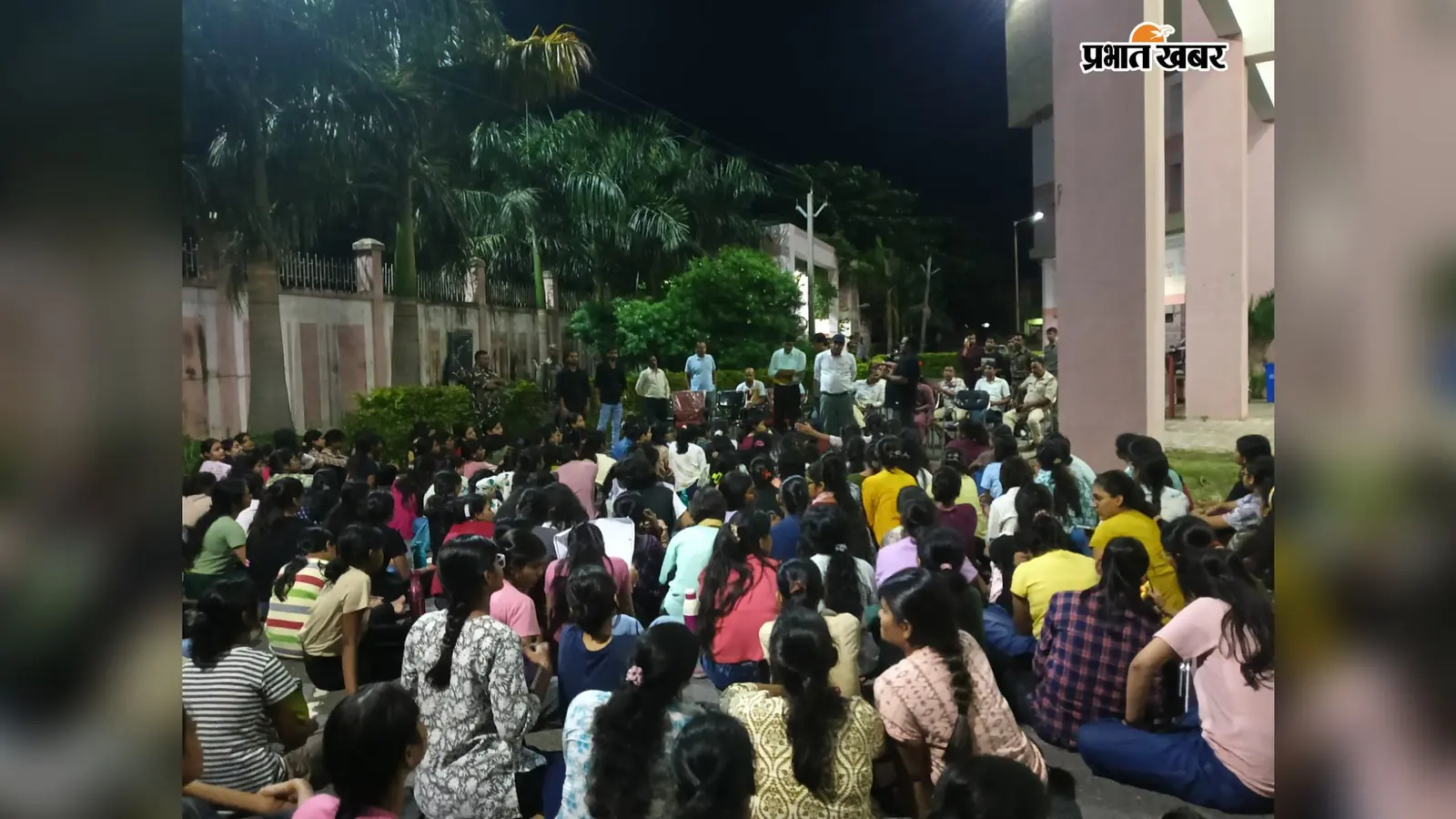 मेदिनीनगर : इंजीनियरिंग कॉलेज मेस में खाने में कीड़े-कांच मिलने पर छात्रों का हंगामा, धरने पर बैठे; प्रशासन ने लिए सैंपल