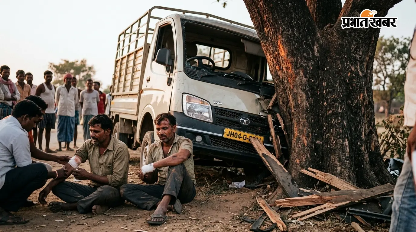 बोरियो में पेड़ से टकराई तेज रफ्तार मिनी ट्रक, चालक और उपचालक गंभीर