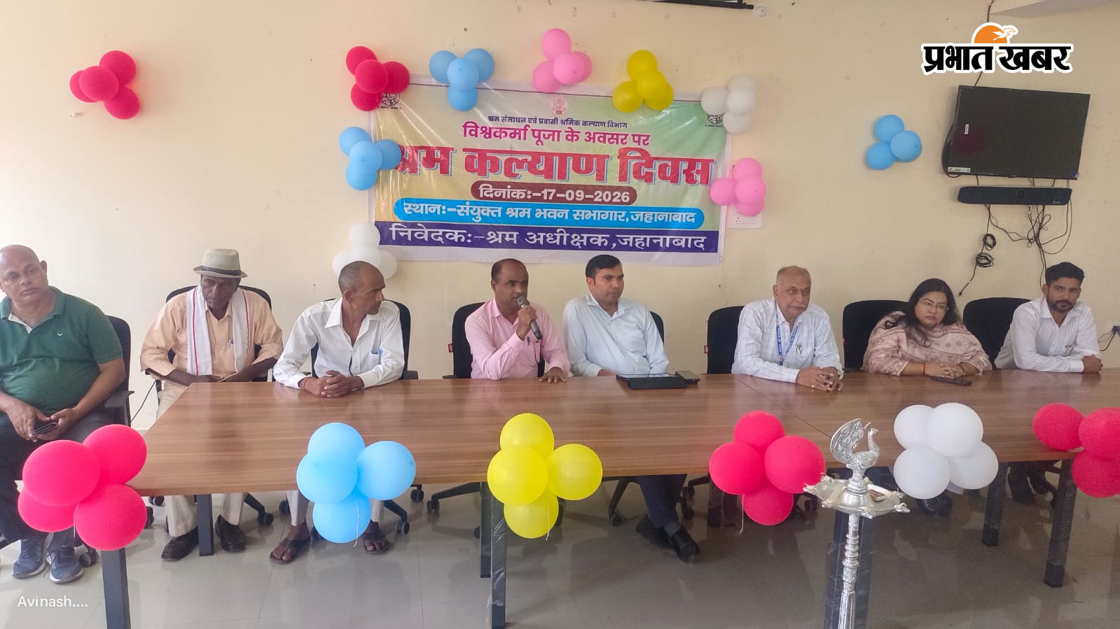 श्रमिकों को योजनाओं की जानकारी देते विभागीय पदाधिकारी | Prabhat Khabar Network