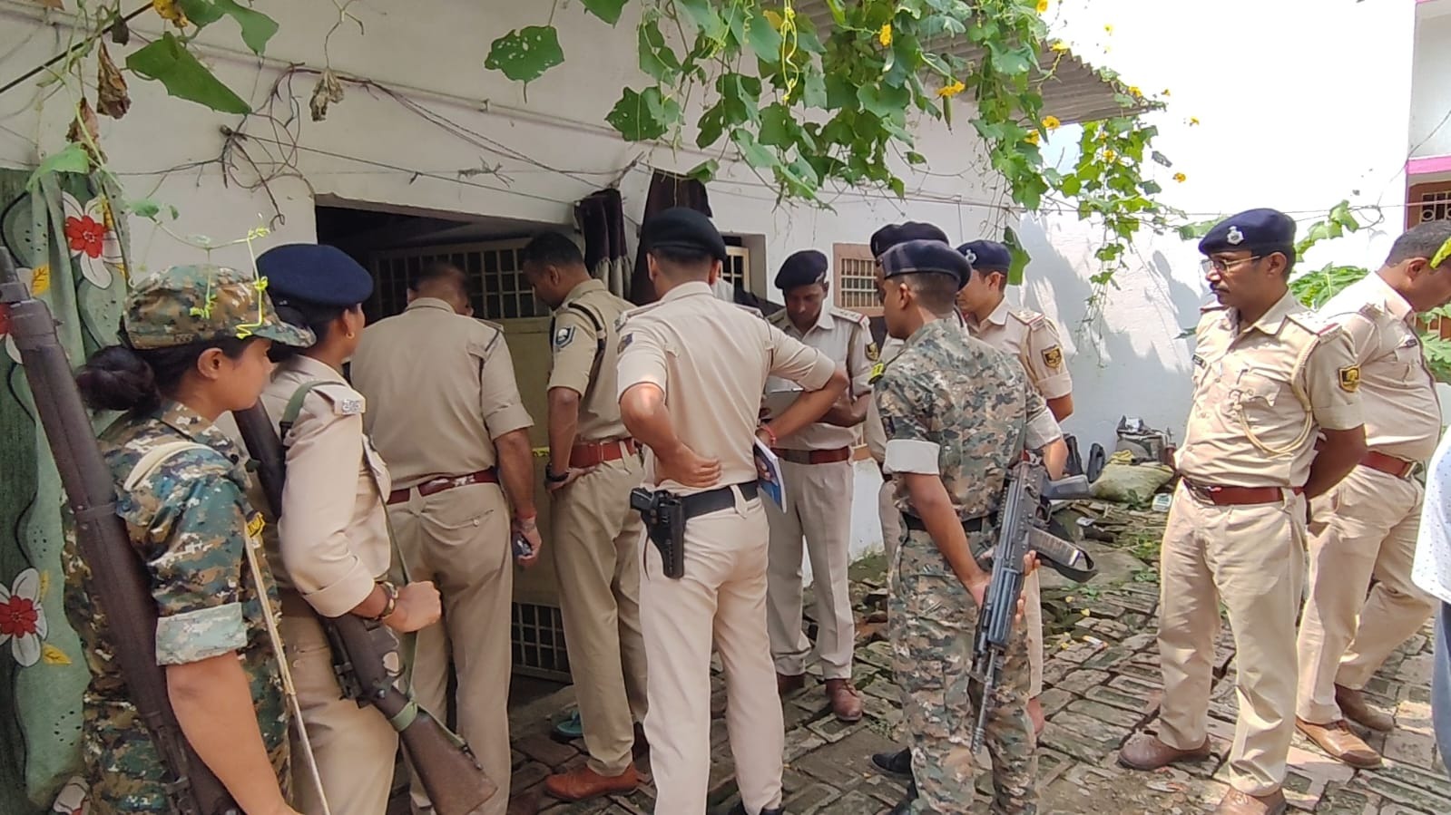 police team investigating on spot labour murder.png