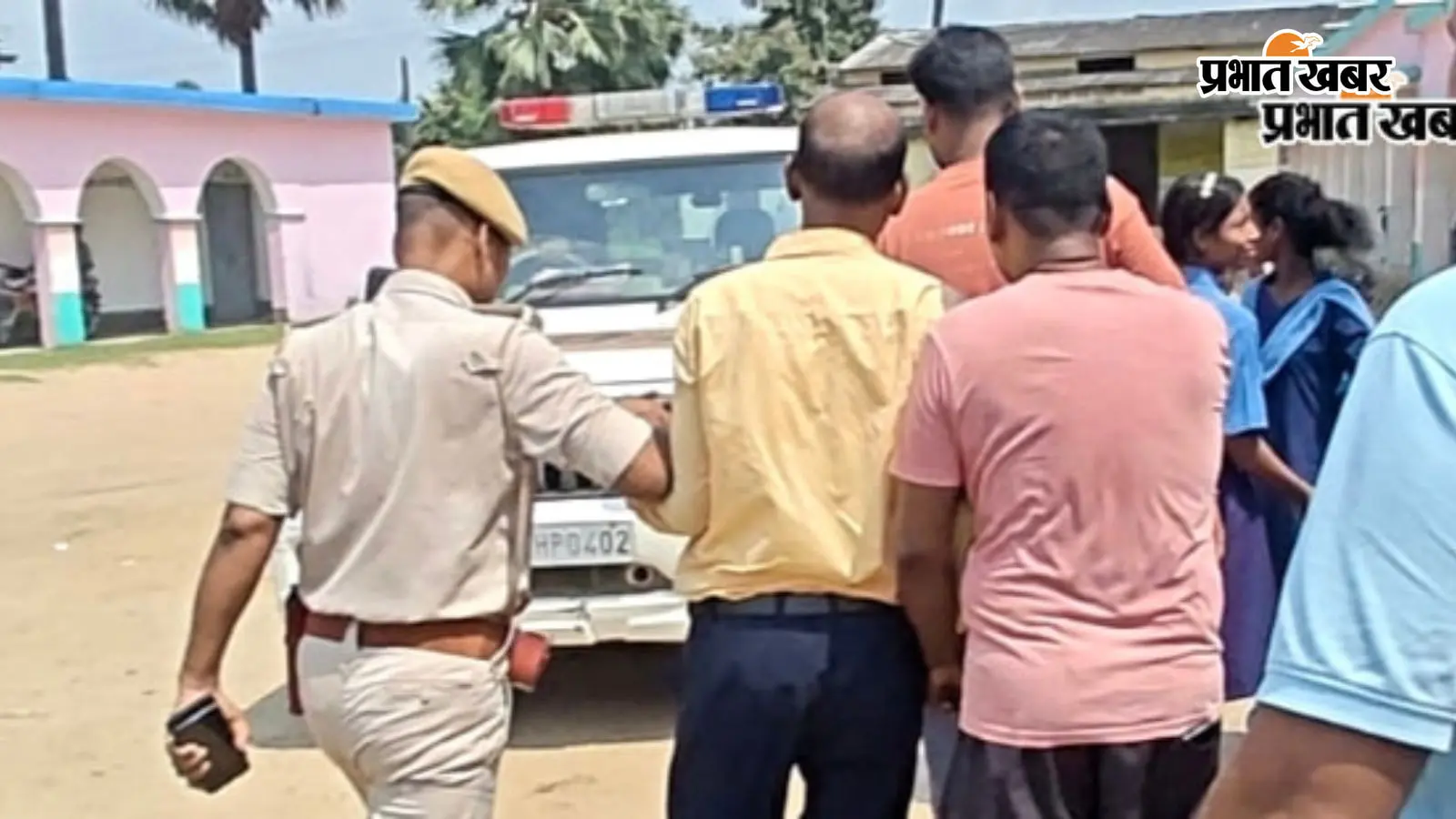 नवादा के स्कूल में हेडमास्टर ने किया शर्मनाक हरकत, छात्राओं की शिकायत पर पहुंची पुलिस; हिरासत में लेकर कर रही पूछताछ