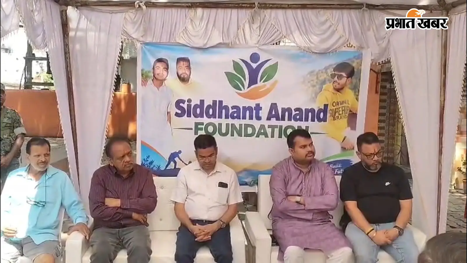 गुमला: दिवंगत बेटे की याद में पिता ने दान की एंबुलेंस, एसपी ने दिखाई हरी झंडी; कहा- सेवा से जिंदा रहेगी सिद्धांत की स्मृति