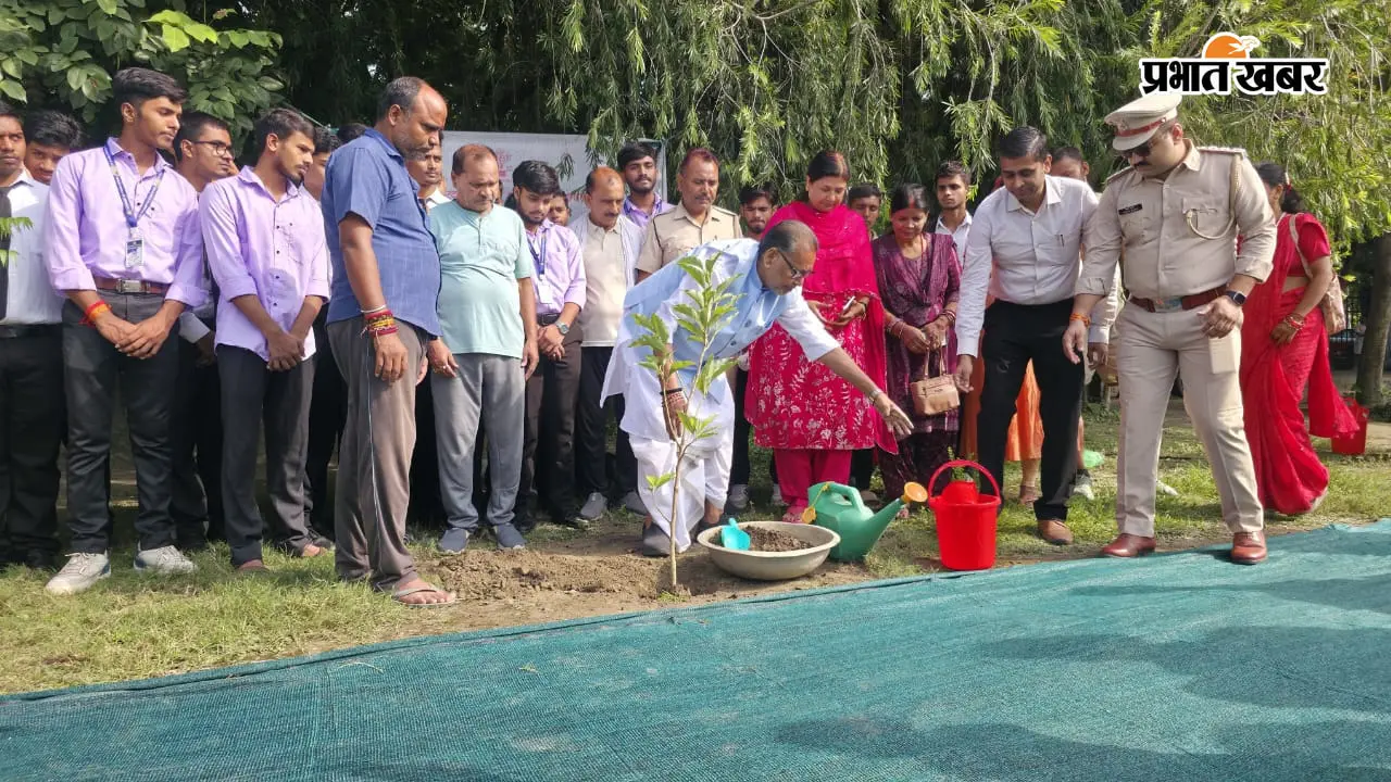 गांधी मैदान में सैकड़ों पौधे लगे, सांसद राधामोहन सिंह ने चंपा रोपकर दिया पर्यावरण संरक्षण का संदेश