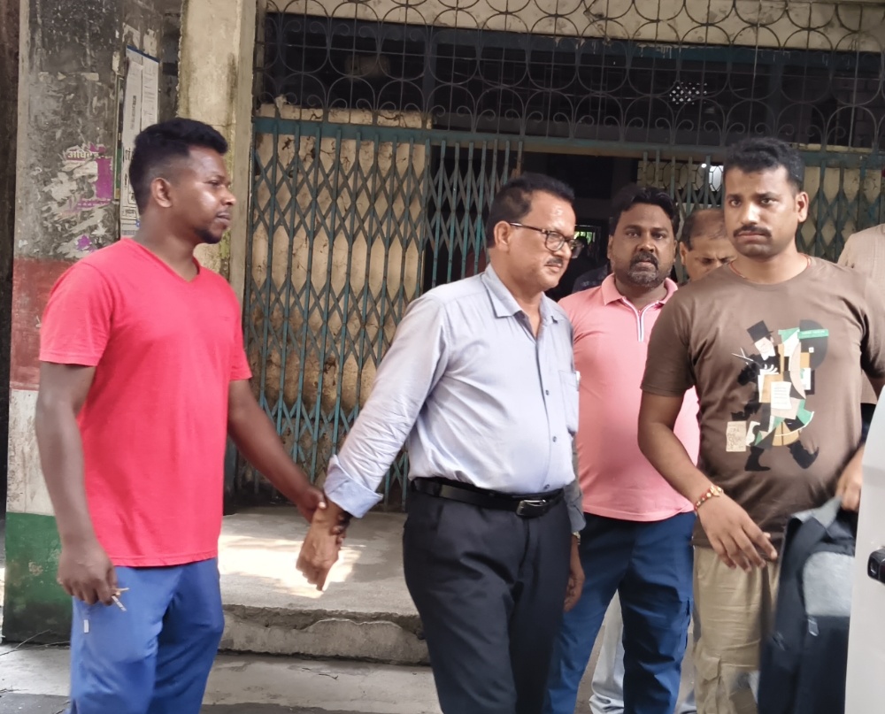 गिरफ्तार करने के बाद सीबीआई की टीम दोनों को अपने साथ ले गयी