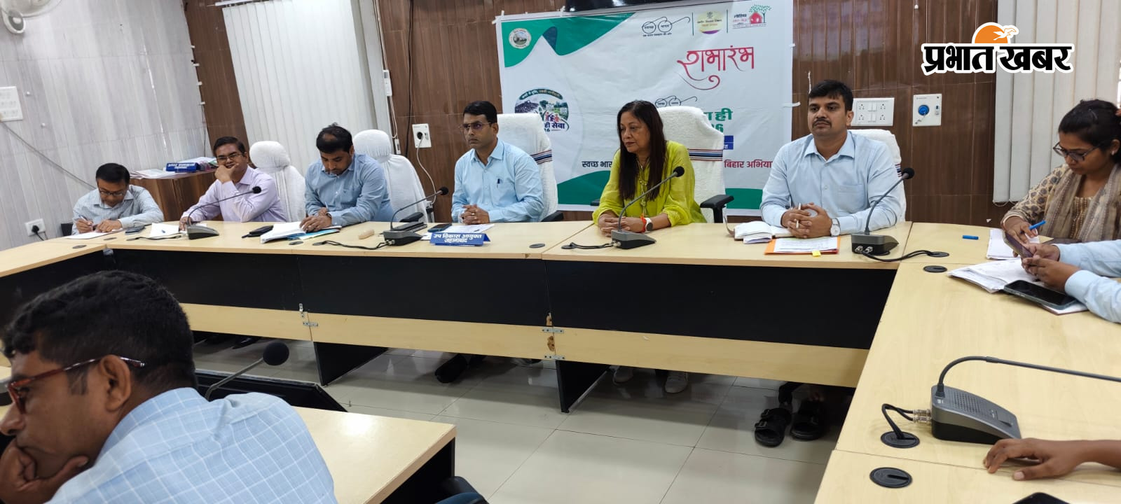बैठक करते डीडीसी | Prabhat Khabar Network