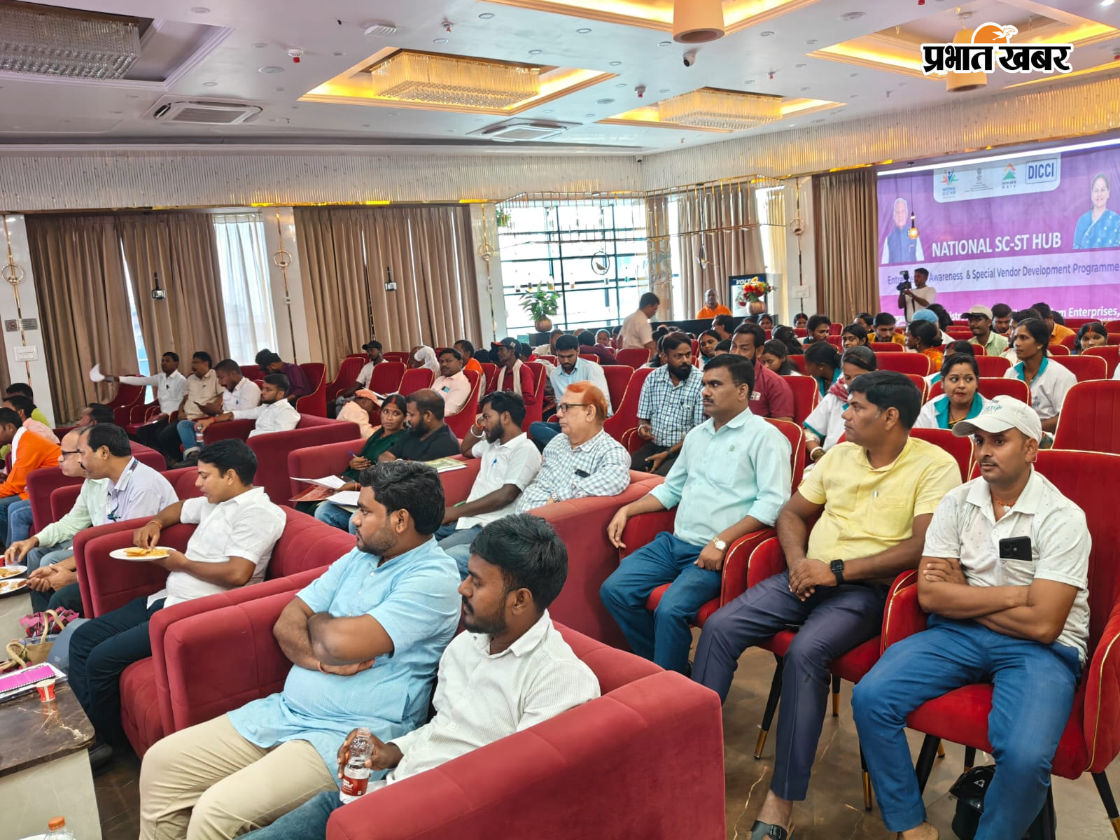 उद्यमिता विकास तथा विक्रय की जानकारी देते एक्सपर्ट तथा उपस्थित लोग | Prabhat Khabar Network