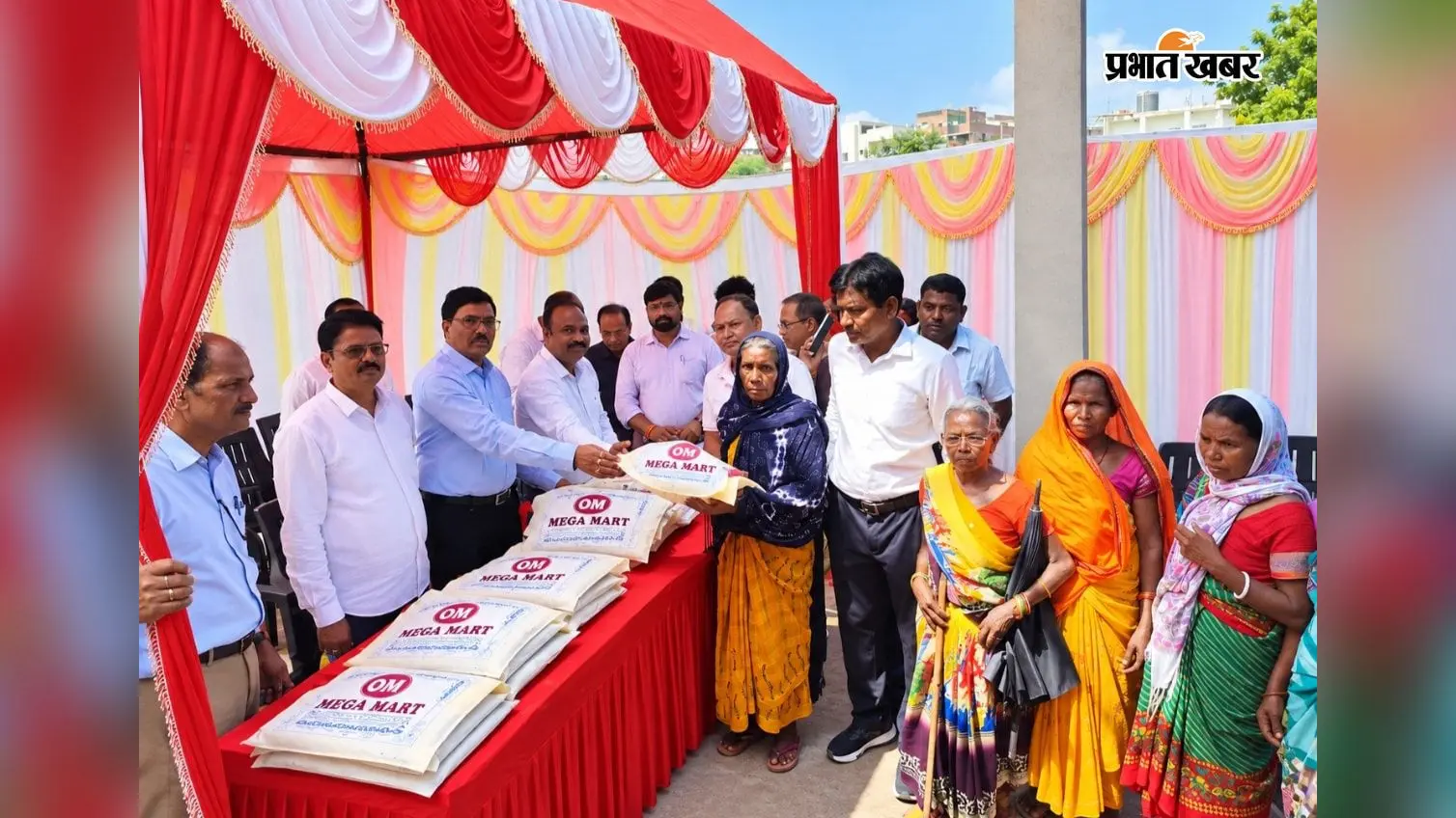 पतरातू में जरूरतमंद 200 महिलाओं के बीच बांटी गयी साड़ी, जय बाबा बुच्चा बांध ट्रस्ट ने किया आयोजन