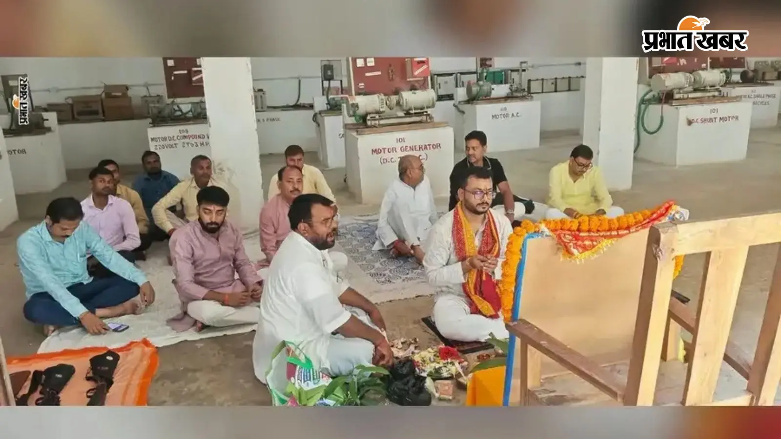 ओबरा में हर्षोल्लास से हुई भगवान विश्वकर्मा की पूजा, जगह-जगह प्रतिमा स्थापित कर की गई आराधना