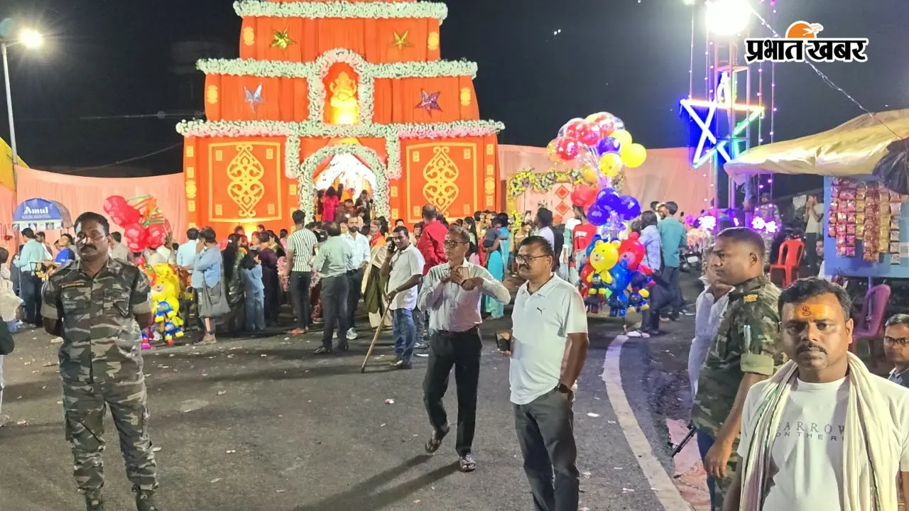बरवाडीह में धूमधाम से मनी विश्वकर्मा पूजा, बाबा चौक से ROH शेड तक गूंजे जयकारे; लोको पायलटों का पंडाल बना आकर्षण का केंद्र