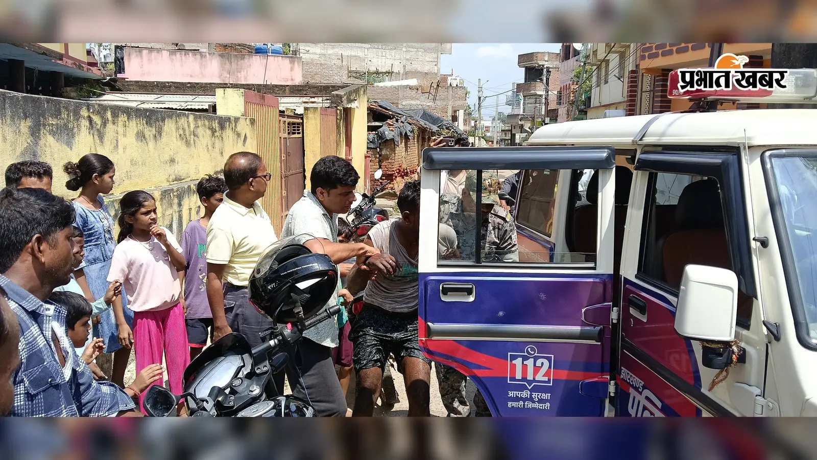 मोबाइल छीनकर गली में बाइक छोड़ भागने लगा युवक, लोगों ने घेरकर दबोचा