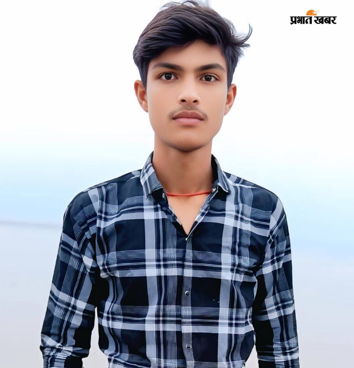 नोट: फोटो नंबर 18 सीएचपी 2,3 है कैप्सन होगा-रोते बिलखते परिजन व मृतक की फाइल फोटो  | Prabhat Khabar Network