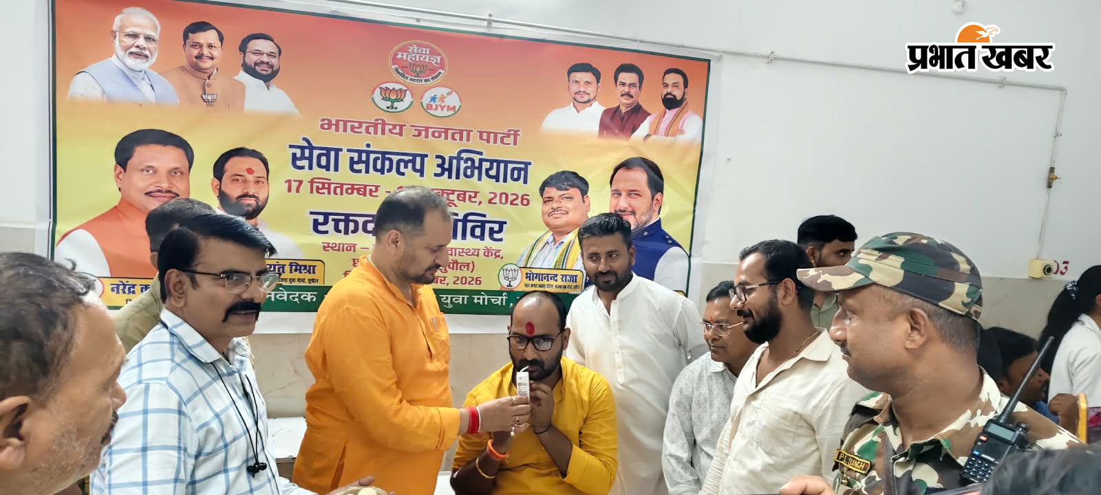 महिलाओं के साथ दीप जलाते हुए व रक्तदान करने वालों को जुस पिलाते विधायक | Prabhat Khabar Network