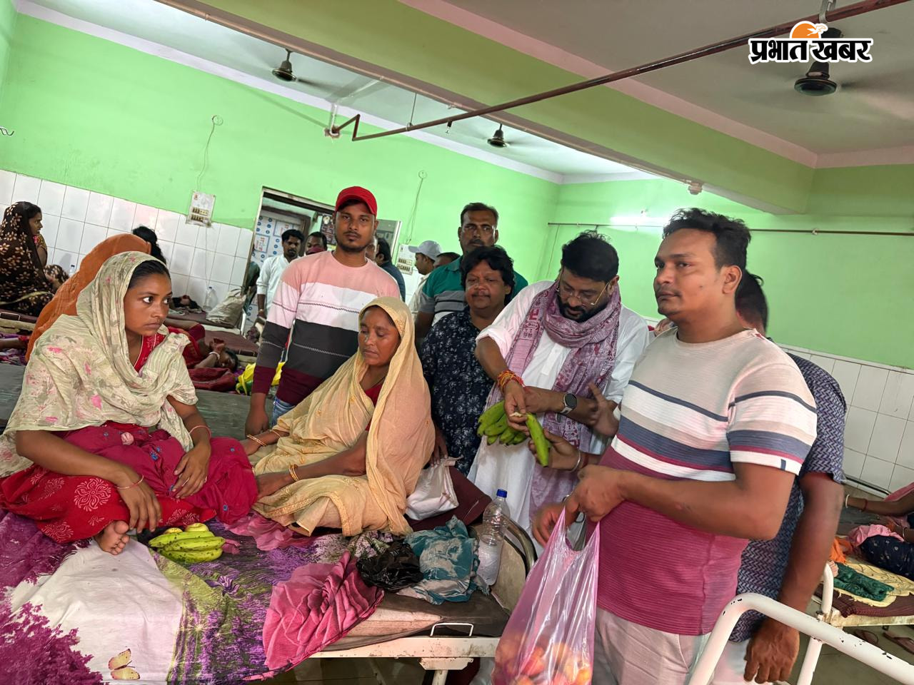 फल का वितरण करते भाजपा नेता | Prabhat Khabar Network